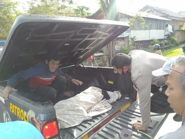 Lakalantas di Saleba, Pemotor Terlindas Mobil Pick Up Alami Luka Serius