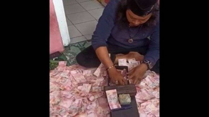 Aksi Ustaz Gondrong Gandakan Uang Pakai Jenglot hingga Viral