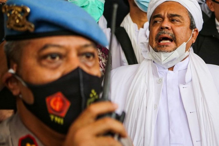 Naik Pitam karena Dipaksa Sidang, Rizieq Shihab: Saya Didorong! Saya Dihinakan!