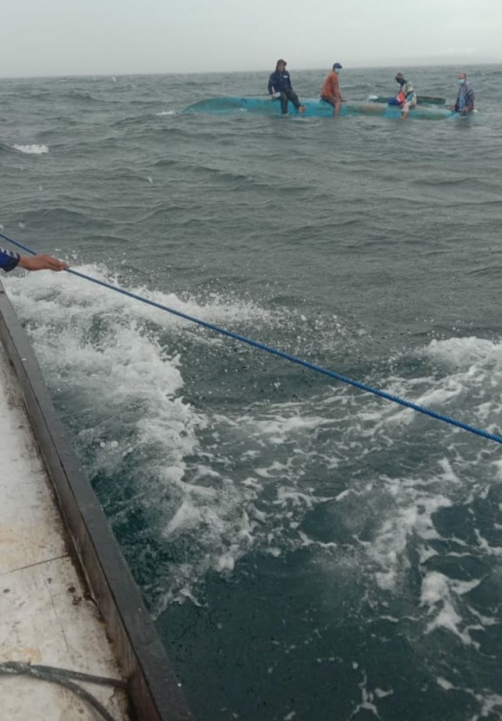 4 Pemancing Lolos dari Maut Usai Perahu Mereka Terbalik di Perairan Bontang