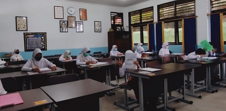 PTM Perdana SD & SMP Hari Ini, Ruang Kelas Hanya Diisi 13 Pelajar