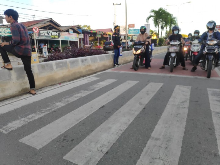 Proyek Peningkatan Median Jalan Dikeluhkan Pejalan Kaki