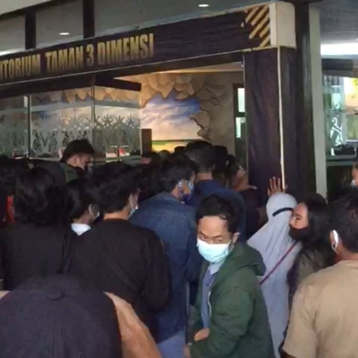 Duduk Perkara Kekacauan Pendaftaran Vaksinasi yang Memicu Kerumunan di Bontang