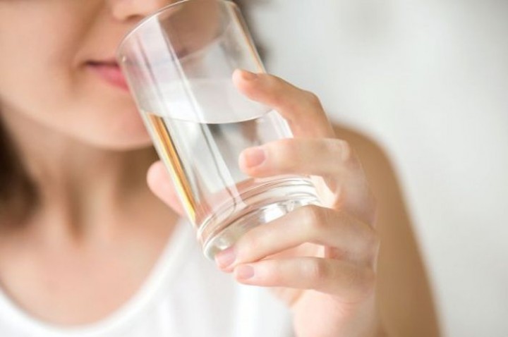 Lebih Baik Minum Air Panas saat Cuaca Panas, Ini Sebabnya
