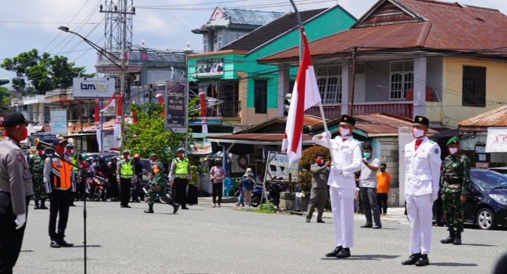 Pengendara Diminta Berdiri Tegap di Jalanan 3 Menit