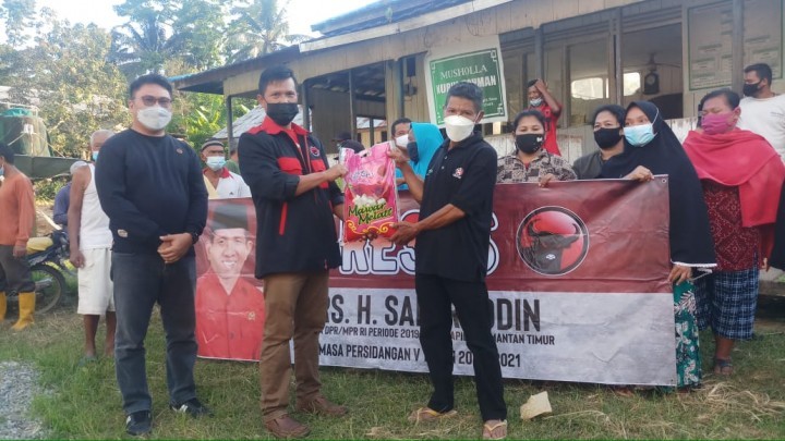 Safaruddin Bagikan Sembako untuk Masyarakat PPU, Petani: Syukur Alhamdulillah Pak!
