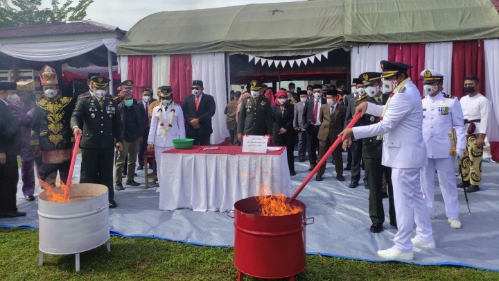 Walikota Basri Rase Musnahkan 64 Handphone Hasil Razia di Lapas Bontang