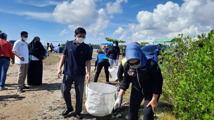 Bersih-bersih Pesisir, Najirah Ikut Pungut Sampah di Tanjung Laut Indah