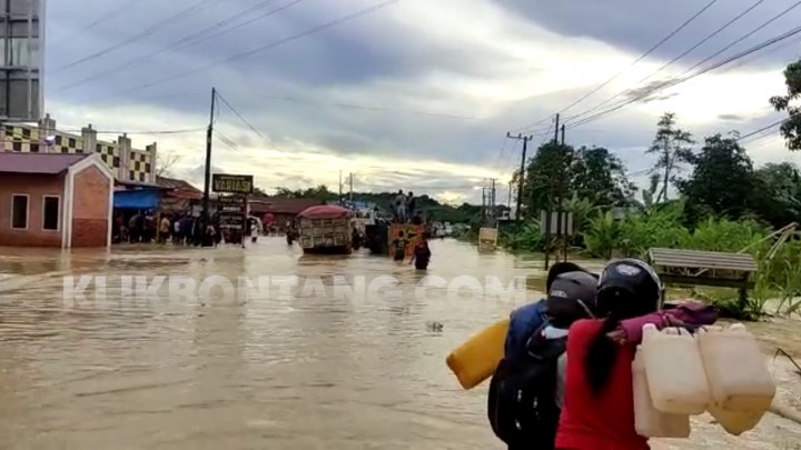 Jalan Poros Bontang - Samarinda Nyaris Lumpuh Akibat Banjir