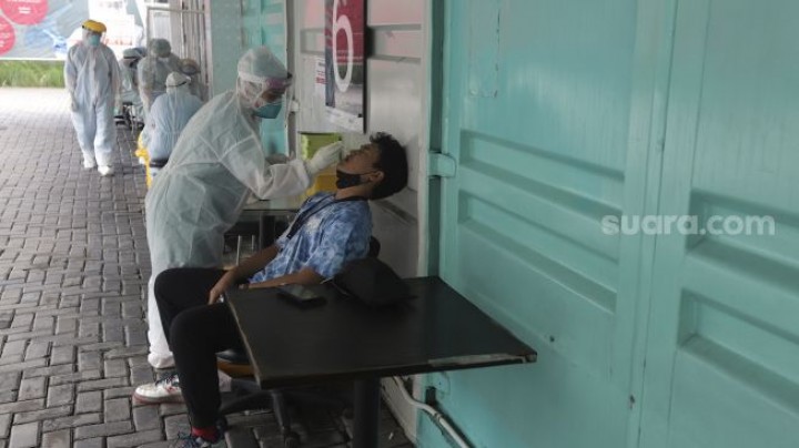 Koalisi Sipil Duga PCR Jadi Syarat Terbang Demi Habiskan Stok Reagen Sebelum Kedaluwarsa