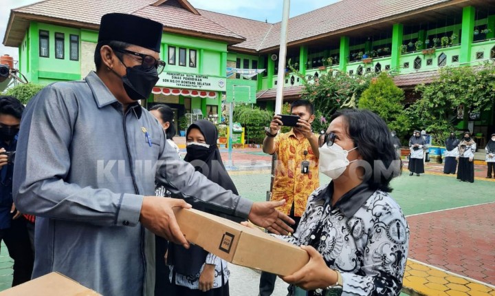 Pemkot Bontang Bagikan 108 Laptop ke Sekolah