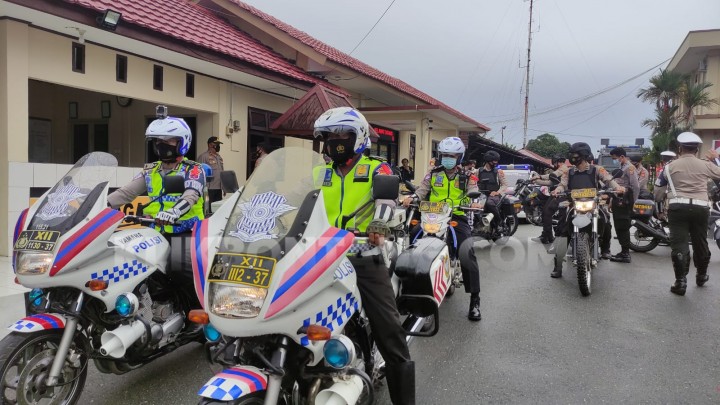 Diperiksa Detektor Logam & Aplikasi Peduli Lindungi Masuk Gereja
