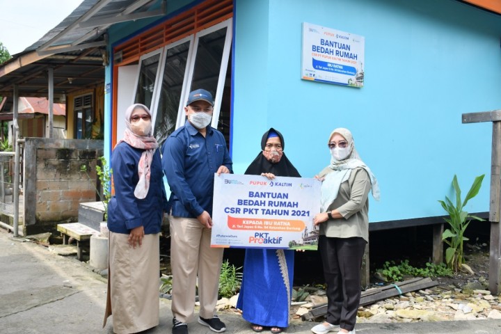 Fasilitasi Hunian Layak bagi Masyarakat, Pupuk Kaltim Bedah 8 Rumah di Guntung dan Loktuan