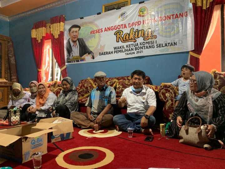 Masa Reses, Raking Bagi Sembako untuk Warga Kurang Mampu
