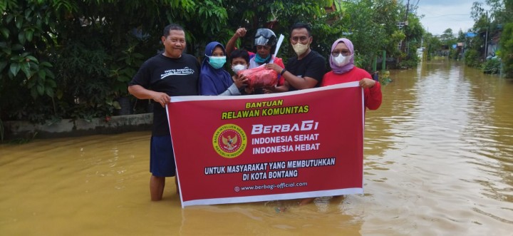 BIN Kaltim Bagikan 100 Nasi Bungkus ke Warga Terdampak Banjir