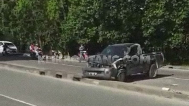 Mobil Pick Up Hantam PJU di Jalan Cipto Mangunkusumo
