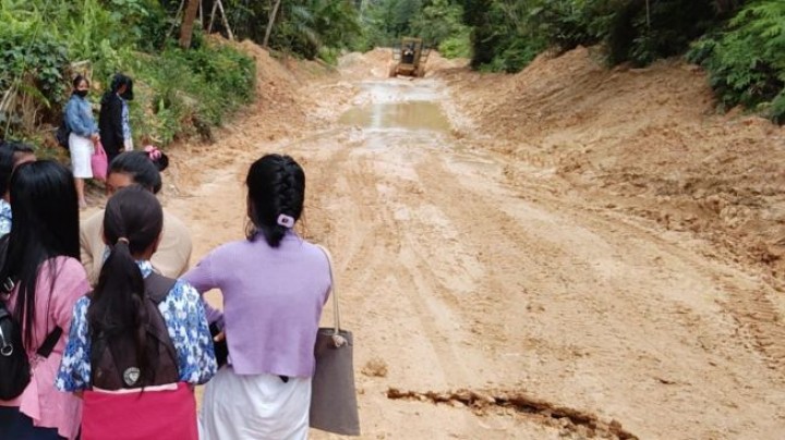 Pelajar Lewati Jalanan Tanah Berlumpur Saat Hujan, Bukti 'Kekayaan' Kaltim Kah?