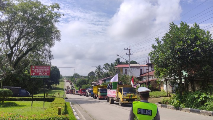 Sopir Truk Demonstrasi, Tuntut Perusahaan Berdayakan Jasa Lokal