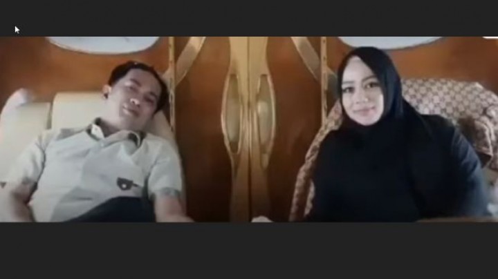 Viral, Bupati AGM Naik Jet Pribadi Bareng Istri, Warganet: Kaya Tapi Makan Uang Rakyat