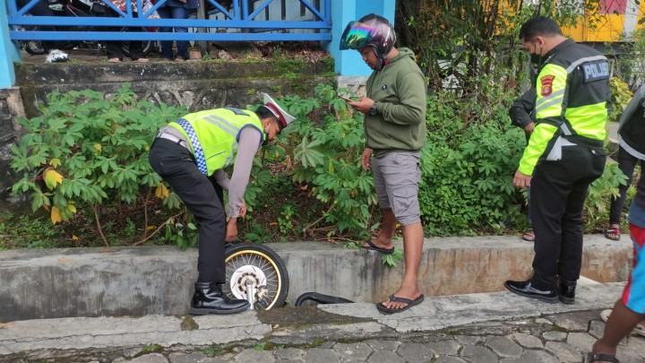 Pengendara RX King Kecelakaan di depan PDAM, Terperosok ke dalam Parit