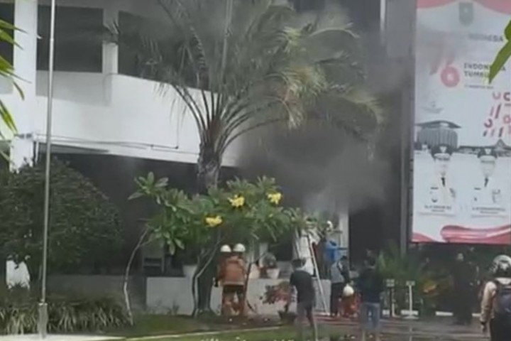 Pria Ini Bakar Kantor Bappeda karena Istri Masuk Kerja di Hari Libur