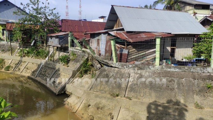 Rumah Warga Gunung Elai Nyaris Ambruk karena Turap Longsor