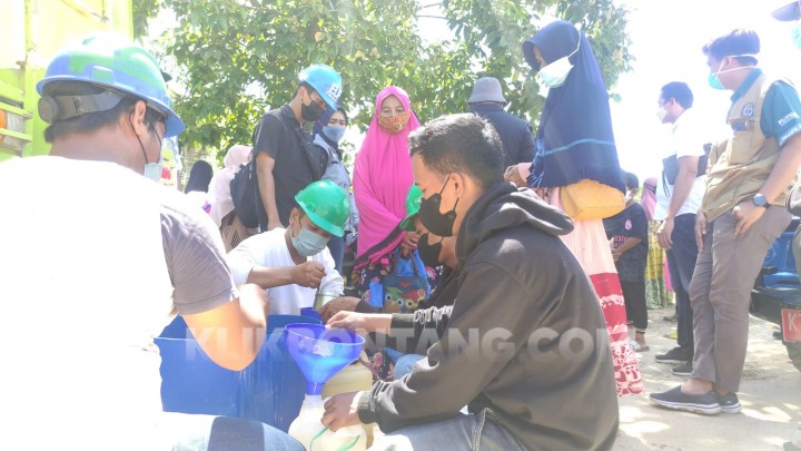 Warga Bontang Lestari Antusias Beli Minyak Goreng Rp 11.500 per Liter