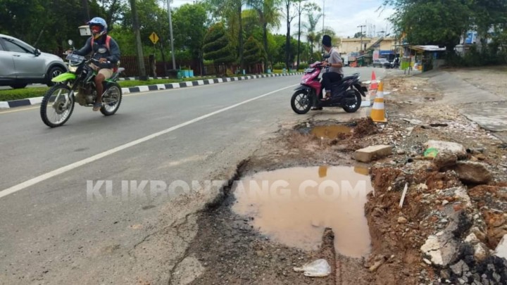 Antrean Truk Sebabkan Bahu Jalan Ambles, Pemkot Tunggu Anggaran