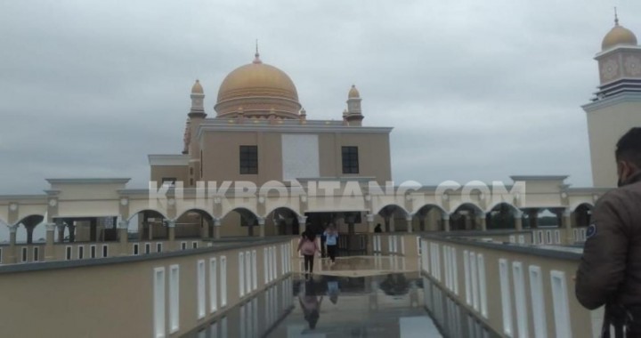 Khawatir Ditabrak Kapal, Basri Mau Bangun Pagar Pengaman di Masjid Terapung 