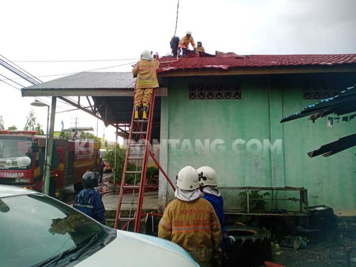 Korsleting Listrik, Ruko di Loktuan Nyaris Terbakar