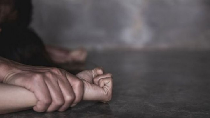 Mabuk Miras, Aman Tega Aniaya dan Perkosa Nenek 71 Tahun di Belakang Rumah Pak RT