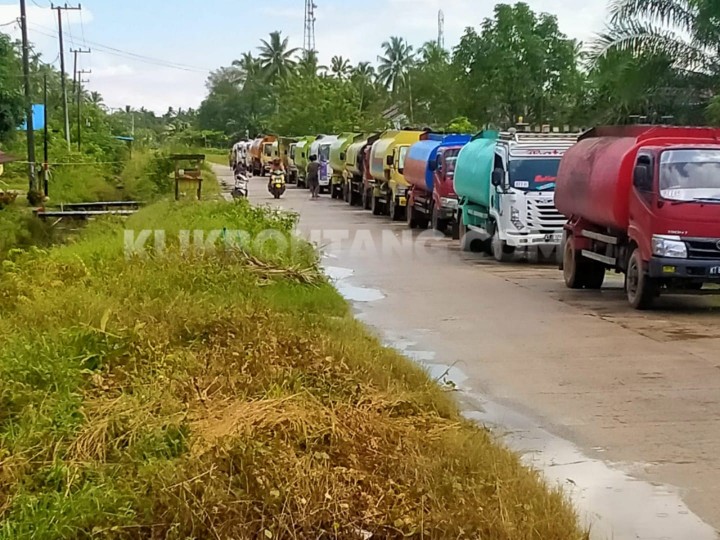 Truk CPO Dilarang Warga Melintas di Desa Santan
