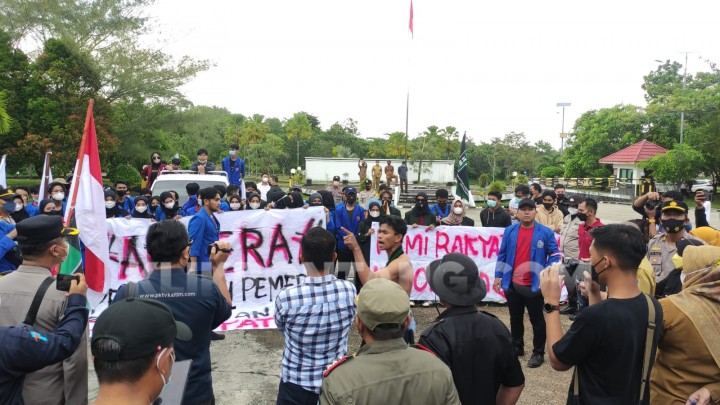 Demo 11 April di Kantor DPRD Bontang, Mahasiswa Sempat Saling Dorong dengan Petugas