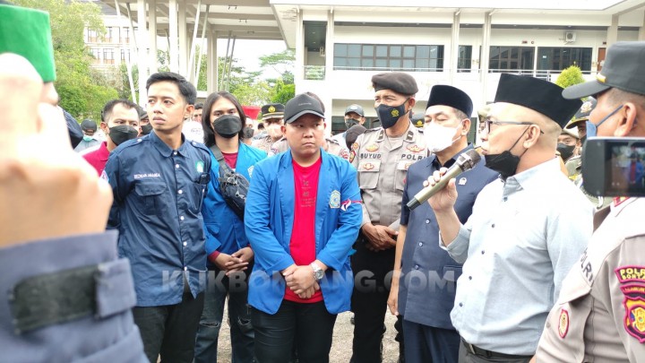Dua Anggota Dewan Temui Pendemo 11 April, Janji Bawa Tuntutan ke Pusat
