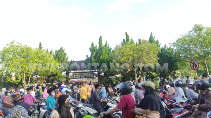 Peziarah Membludak di TPU Bontang Kuala