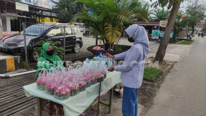 Tradisi Ziarah Jelang Puasa, Samsuryati Panen Rejeki Jual Bunga