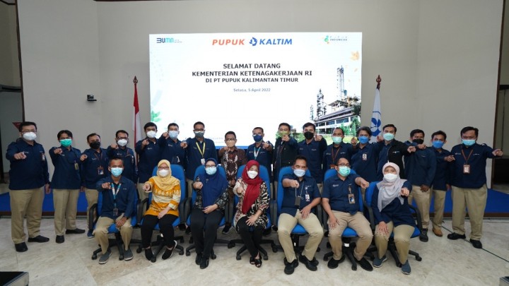 Wujudkan Harmonisasi Hubungan Industrial, PKT Gandeng Kemnaker Beri Pembekalan Tim Perunding PKB