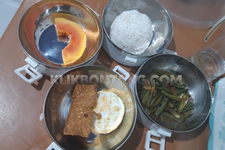 Lagi-lagi Menu Rantang Kasih Disorot, Diisi Telur dan Tempe Goreng