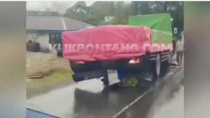 Pemotor Tabrak Truk Mundur di KM 24, Pengendara Alami Luka Berat