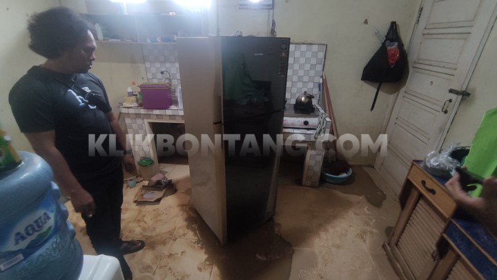 Sengsaranya Erwan; Setelah Banjir Dipenuhi Lumpur, Air Berhenti Mengalir