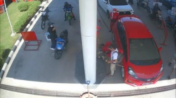 Terekam CCTV, Pria Pukuli Petugas SPBU, Ancam Petugas Lain Pakai Mandau