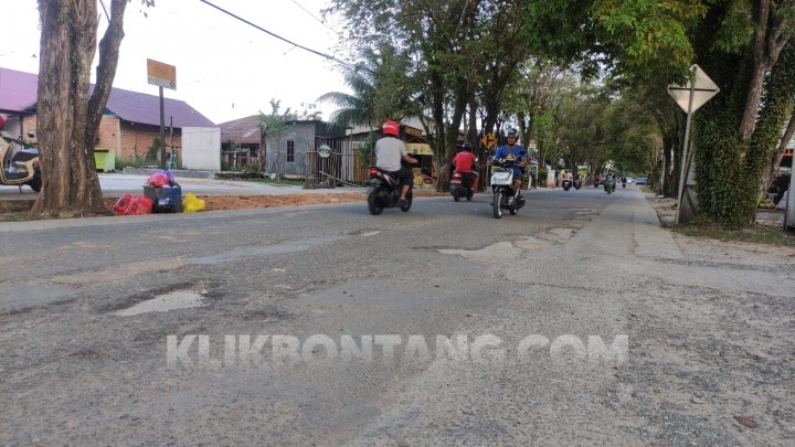 2 Jalan Rusak Dalam Kota Menanti Perbaikan