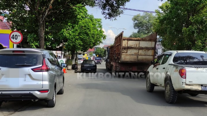 Lagi, Truk Kontainer Melintasi Jalan Umum di Luar Jam Operasional