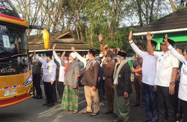 Lepas Jamaah Haji, Basri Rase Titip Doa untuk Kemajuan Bontang