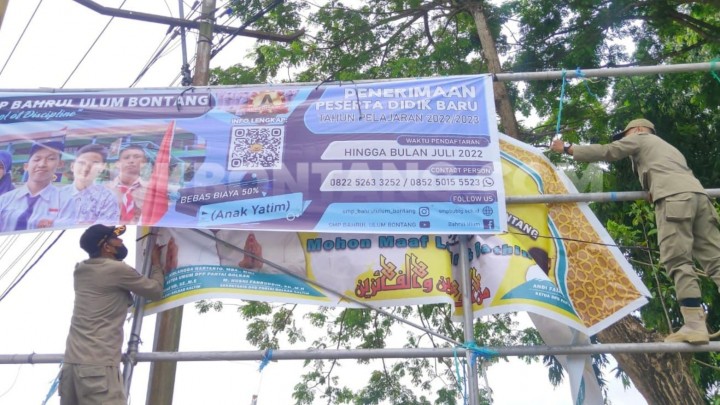 Satpol PP Turunkan Spanduk Ilegal, Tanpa Stiker Pajak