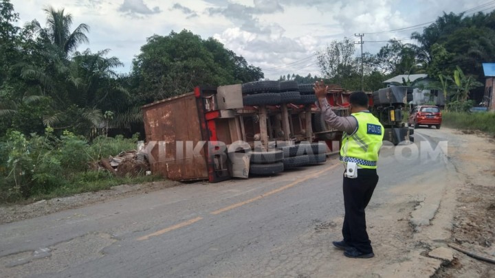 Truk Angkut Besi Tua Terbalik, Jalan Poros Bontang-Sangatta Macet