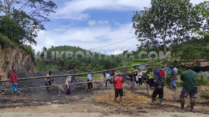 Warga Santan Ulu Tutup Paksa Tambang Ilegal