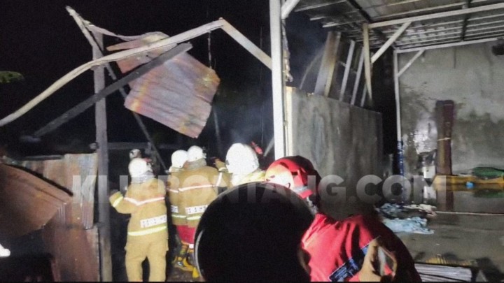 Pabrik Tahu di Tanjung Limau Terbakar