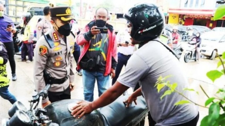 Polres Samarinda Temukan Motor 'Thunder' Modifikasi Tangki Antre di SPBU, Langsung Kena Tilang 