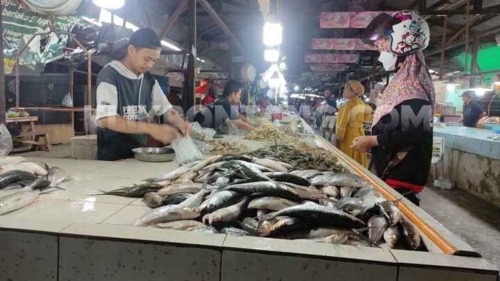 Tolak Relokasi, Pedagang Ikan Pasar Citra Mas Kukuh Jualan di Bangunan Lama